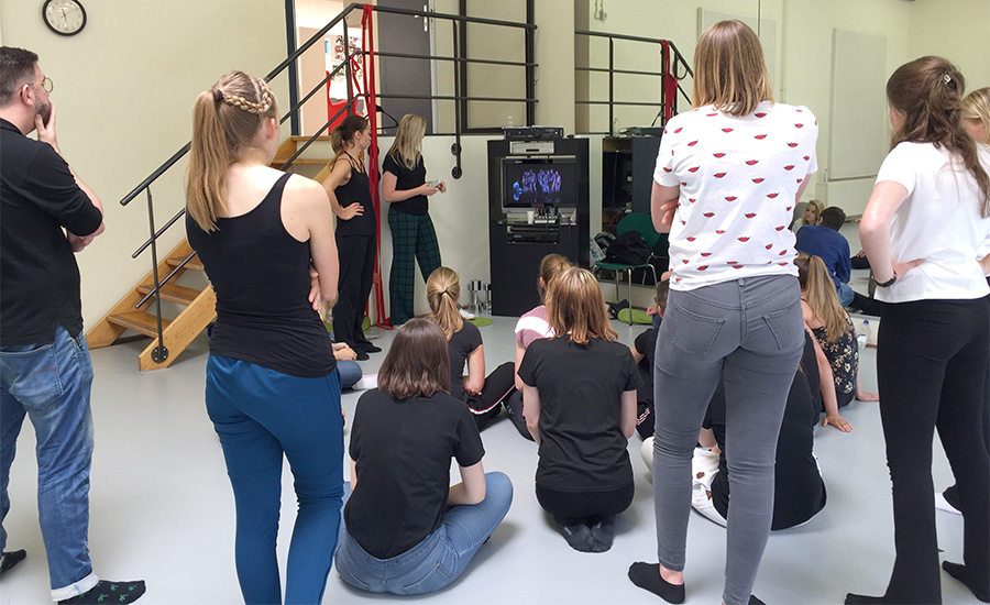 Voortgezet onderwijs leerlingen in de studio van Scapino Ballet bekijken een stuk van een Scapino voorstelling