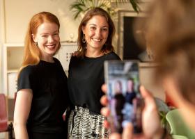 Danseres Ellen Landa gaat op de foto met een Vriend van Scapino tijdens de jaarlijkse vriendendag in de Scapino studios