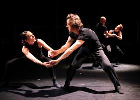 Vier dansers in twee spotlights tijdens The Blend - choreografie Justin de Jager - foto Bas Czerwinski