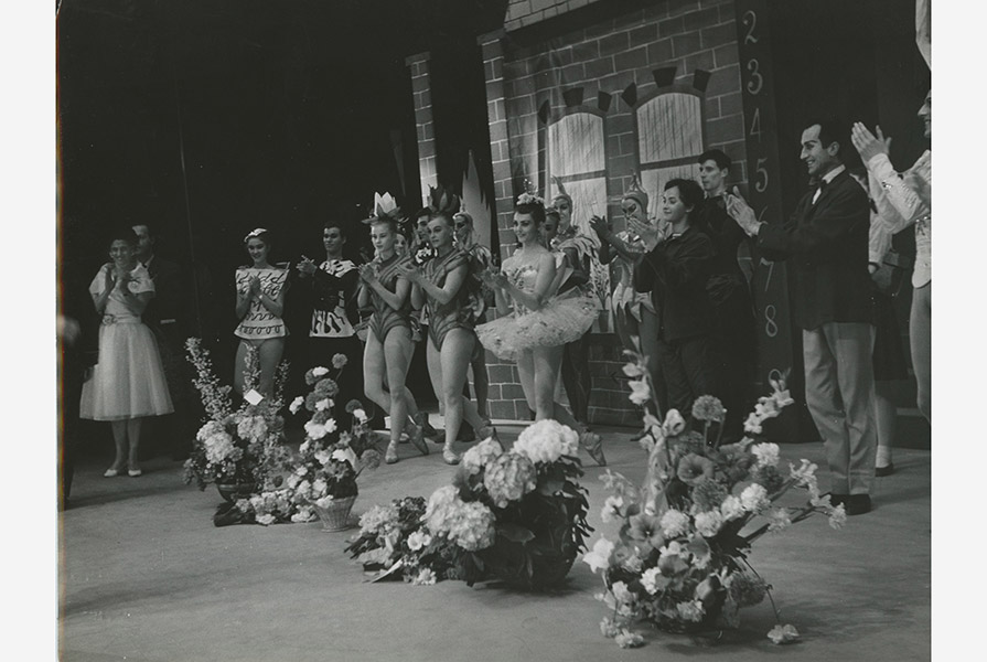 Applaus na de voorstelling Jantjes eerste schooldag (foto Hans van den Busken)