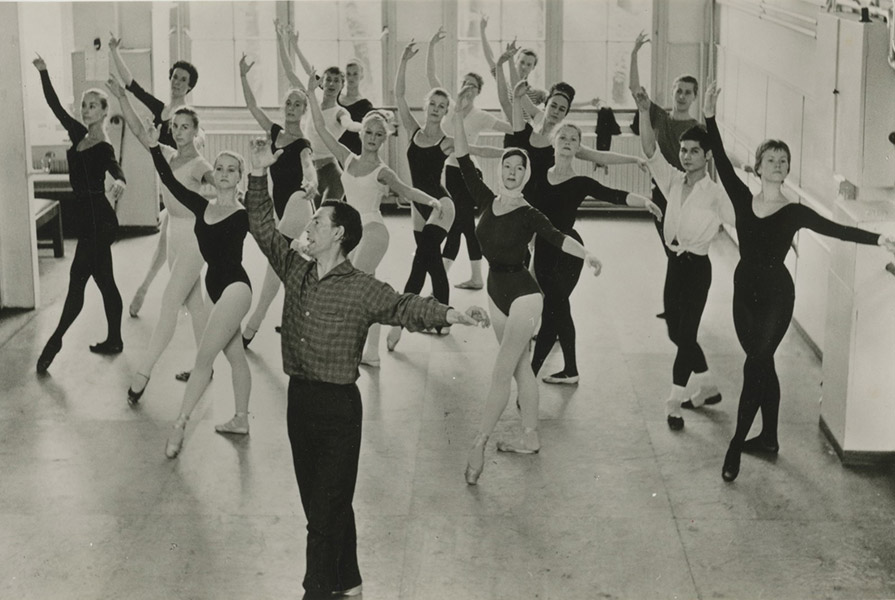 Jan Rebel geeft balletles (foto Hans van den Busken)