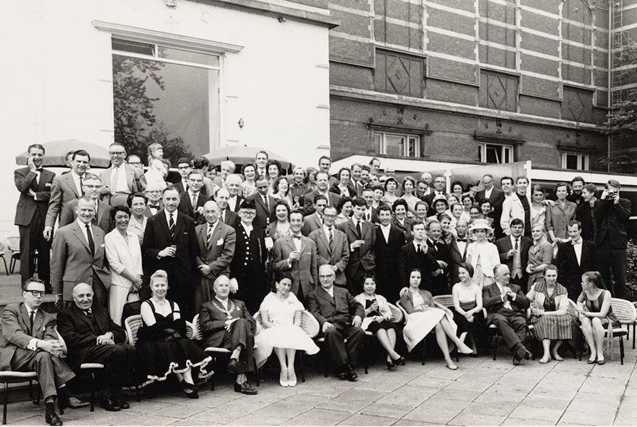 Groepsfoto gemaakt tijdens een receptie in het Stedelijk Museum | foto Persbureau Lindeman